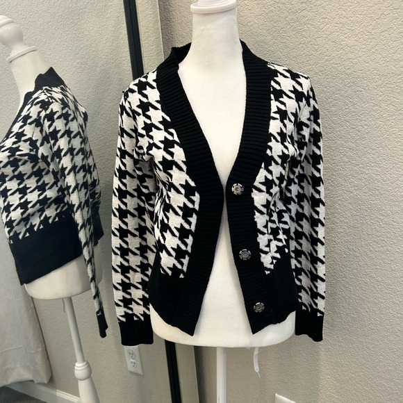 Black and White Houndstooth Sweater - Picture 1 of 9